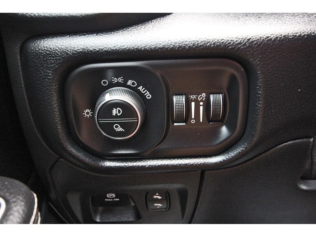 2022 RAM 1500 Laramie Crew Cab 4x2 5'7' Box