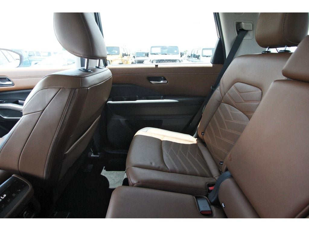 2023 Nissan Pathfinder Platinum FWD